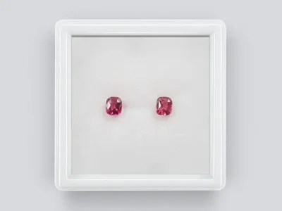 Contrasting pair of pink and red cushion-cut spinel 0.71 ct, Burma photo