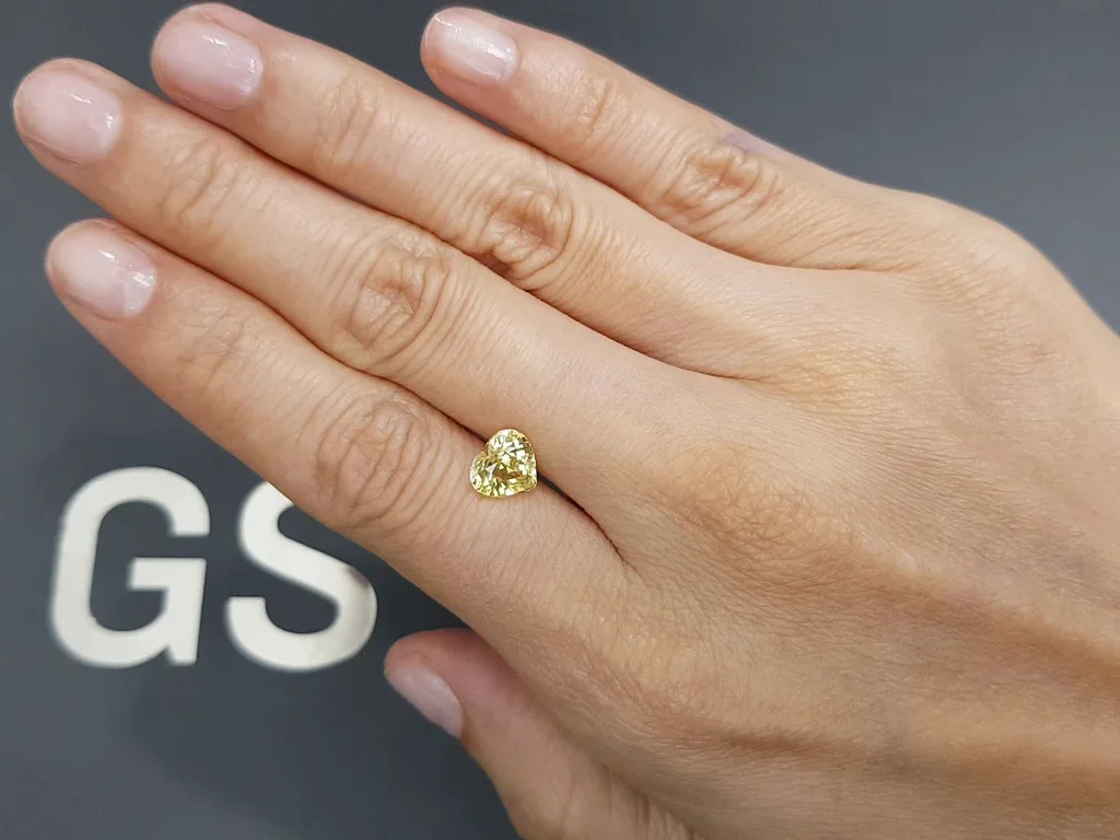 Golden yellow untreated sapphire in heart shape 2.21 carats, Sri Lanka Image №2