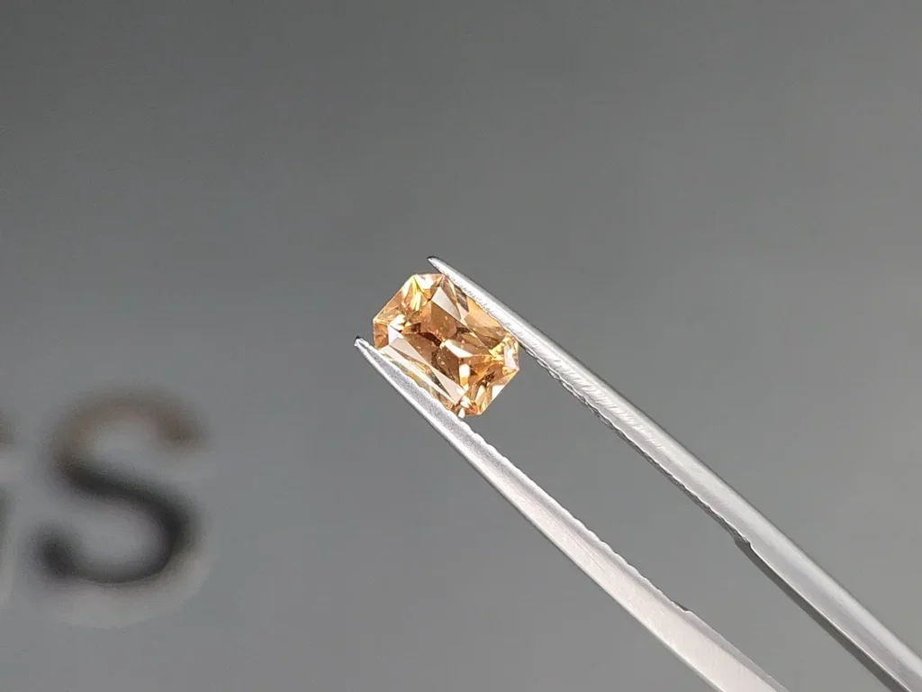  Orange radiant cut sapphire 1.10 carats, Madagascar Image №3