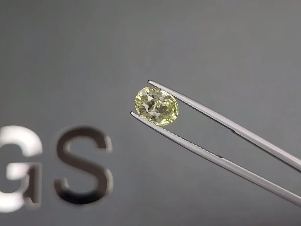 Yellow chrysoberyl in oval cut 2.99 carats, Sri Lanka Image №3