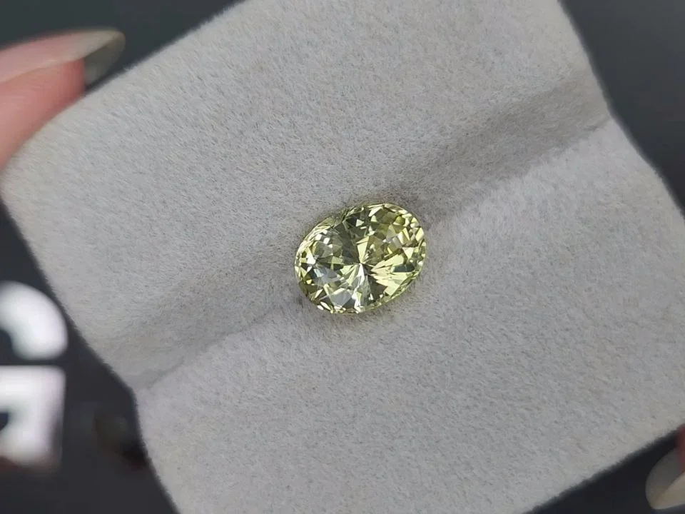 Yellow chrysoberyl in oval cut 2.99 carats, Sri Lanka Image №4