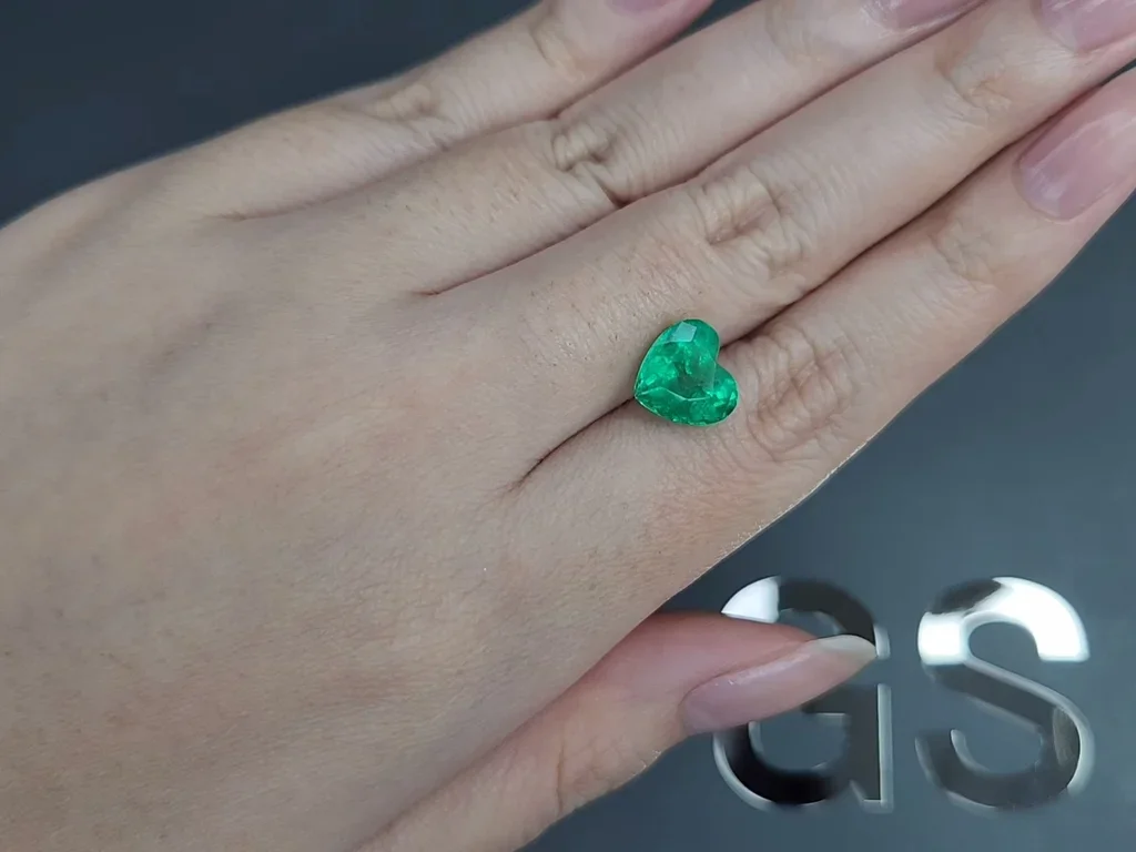 Columbian emerald in heart cut 3.12 carats Image №2