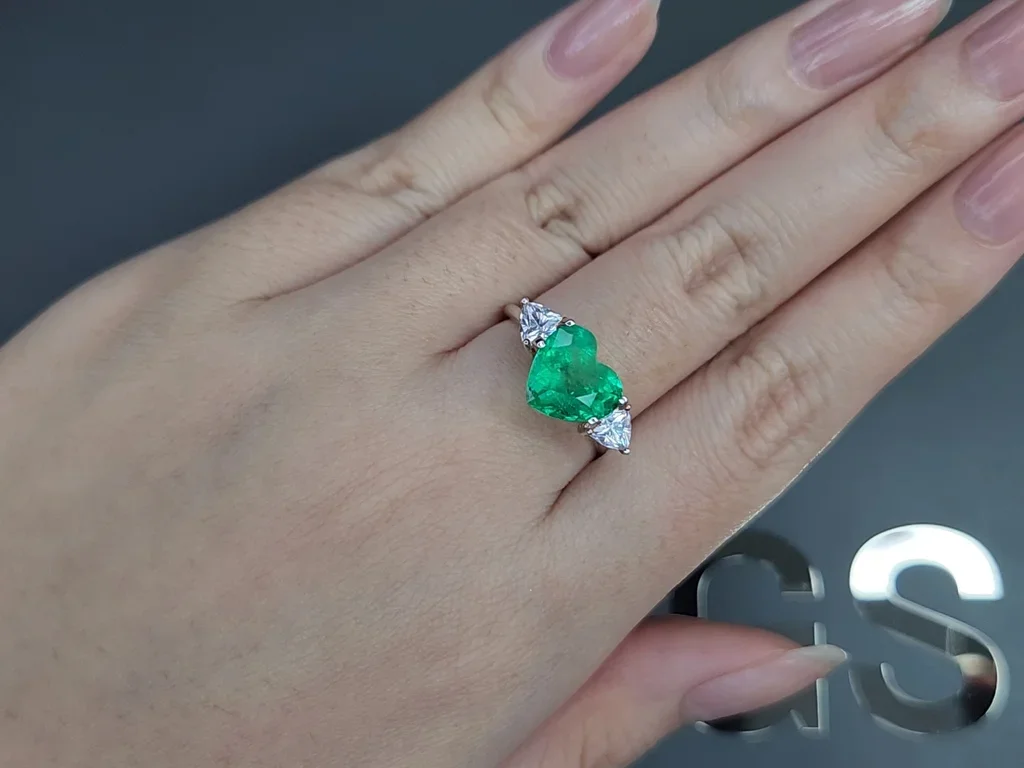 Columbian emerald in heart cut 3.12 carats Image №5