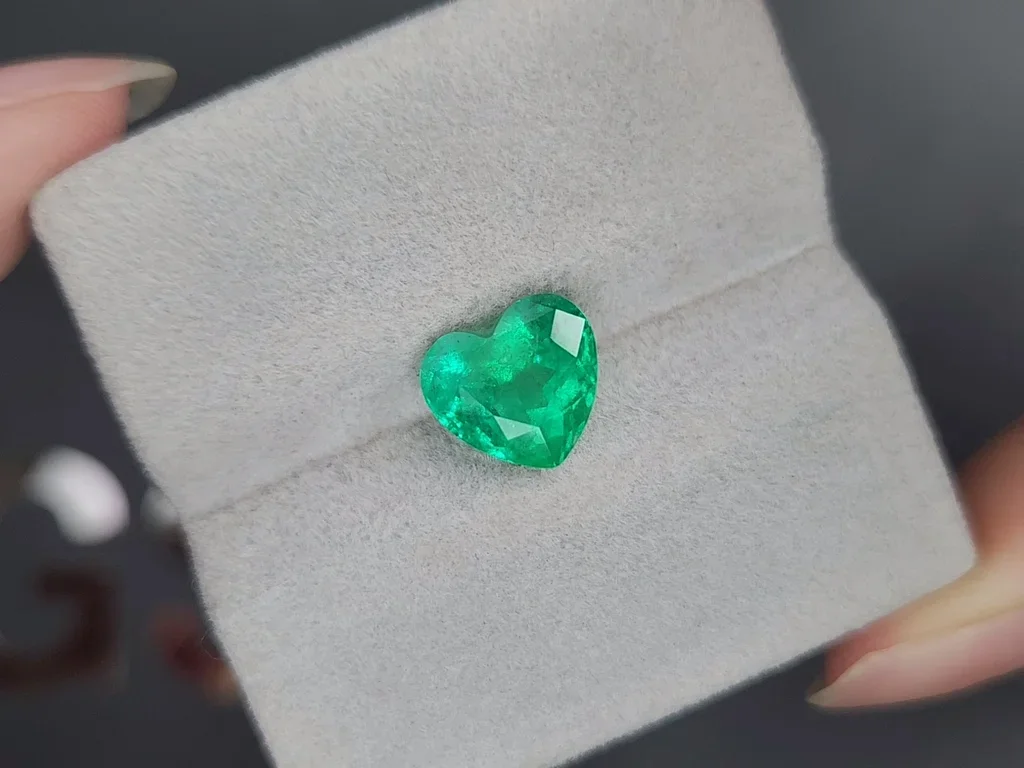 Columbian emerald in heart cut 3.12 carats Image №4