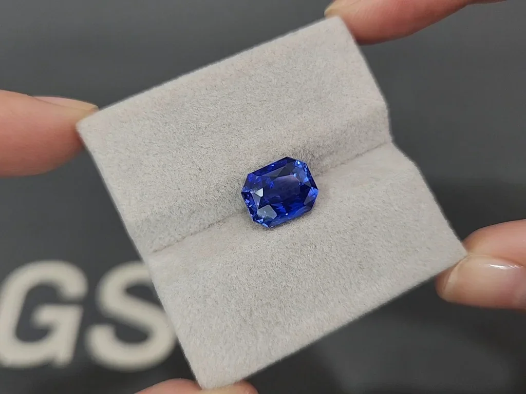 Sapphire Royal Blue radiant cut 5.02 carats, Sri Lanka Image №4