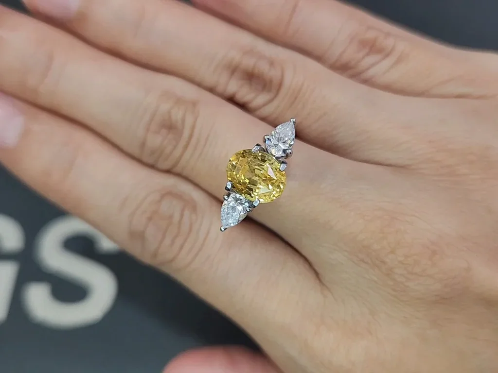 Unheated yellow sapphire oval cut 4.00 carats, Sri Lanka Image №5