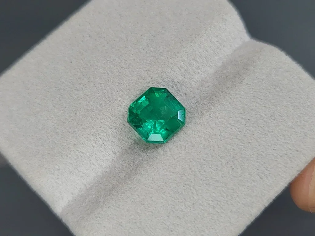 Emerald Vivid Green asscher cut  2.34 carats, Colombia Image №4