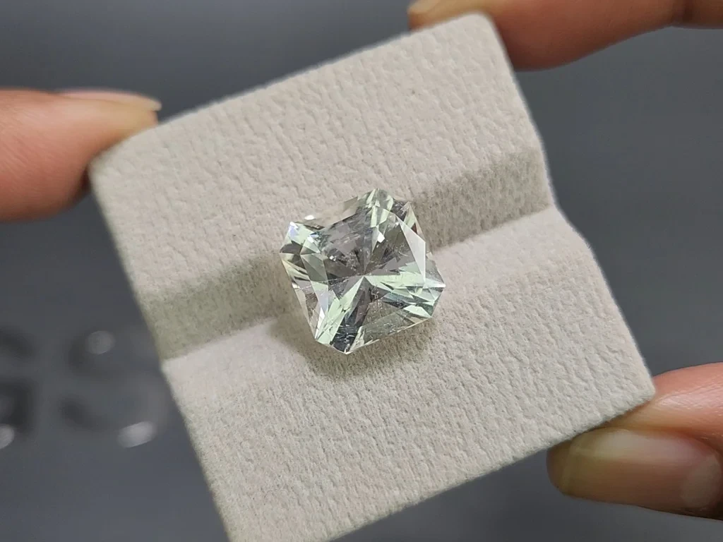 Soft green kunzite radiant cut 11.28 carats, Pakistan Image №4