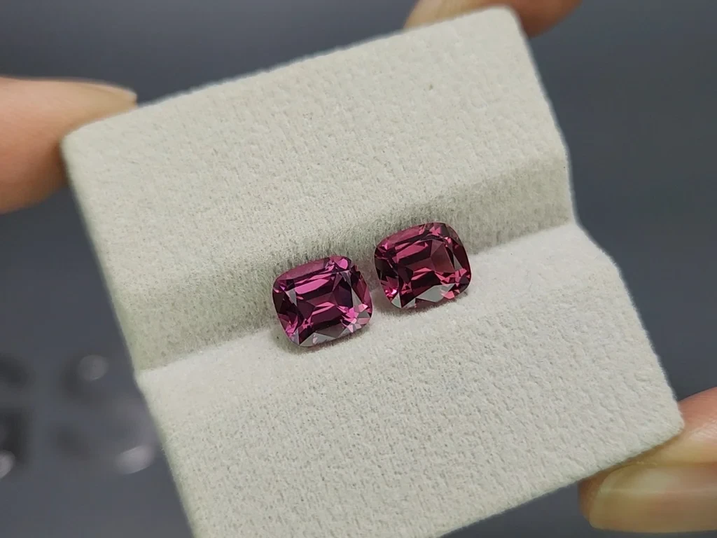 Pair of rhodolite garnets cushion cut 4.30 carats, Madagascar Image №4