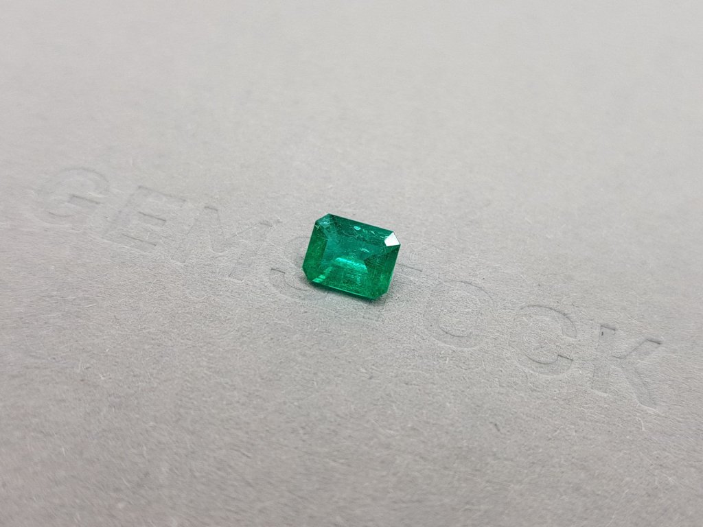 Intense emerald from Colombia 0.84 ct Image №4