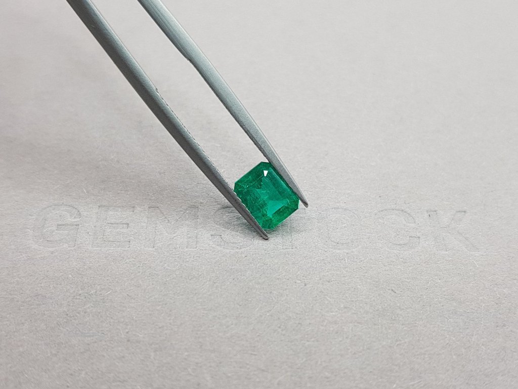 Intense emerald from Colombia 0.84 ct Image №5