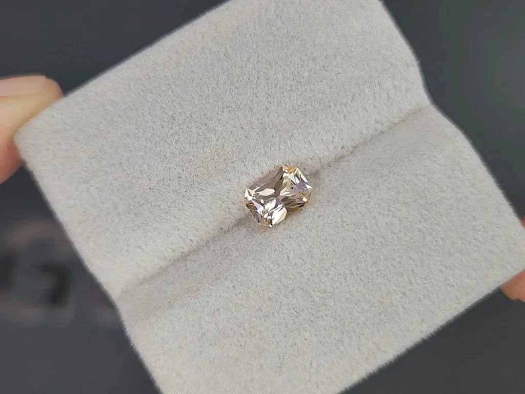 Unheated yellow sapphire radiant cut 1.00ct, Madagascar Image №4
