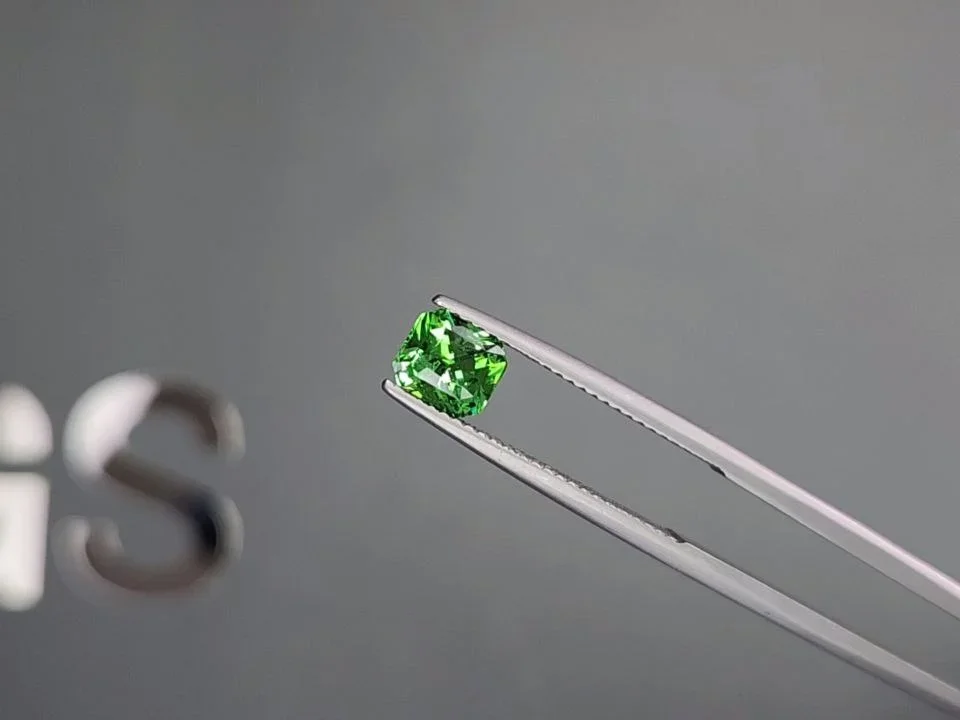 Neon green radiant cut tsavorite garnet 1.10 carats, Tanzania Image №3