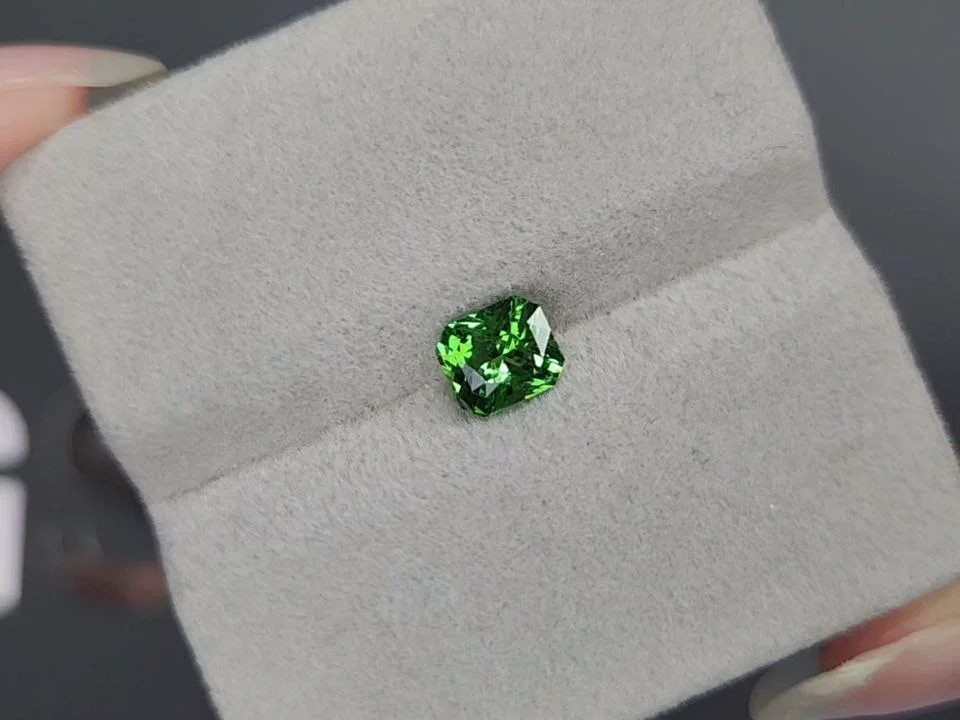 Neon green radiant cut tsavorite garnet 1.10 carats, Tanzania Image №4