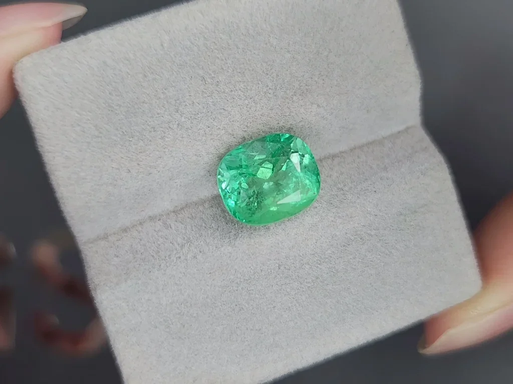 Colombian emerald in cushion cut 4.46 carats Image №4