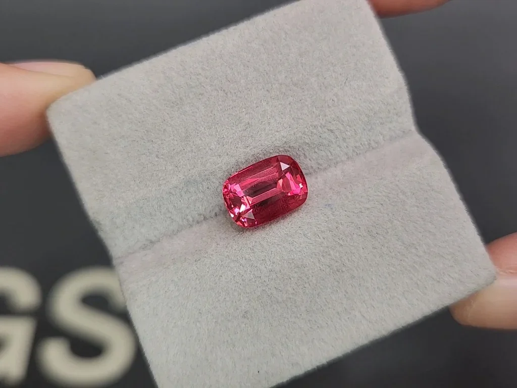 Spinel Mahenge Vibrant pink red cushion cut 3.60 carats, Tanzania Image №4
