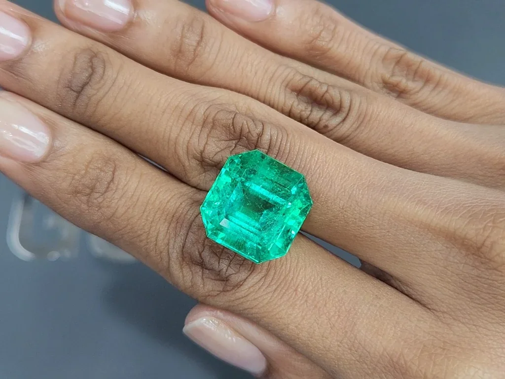 Large emerald Intense Green octagon cut  20.57 carats, Colombia  Image №2