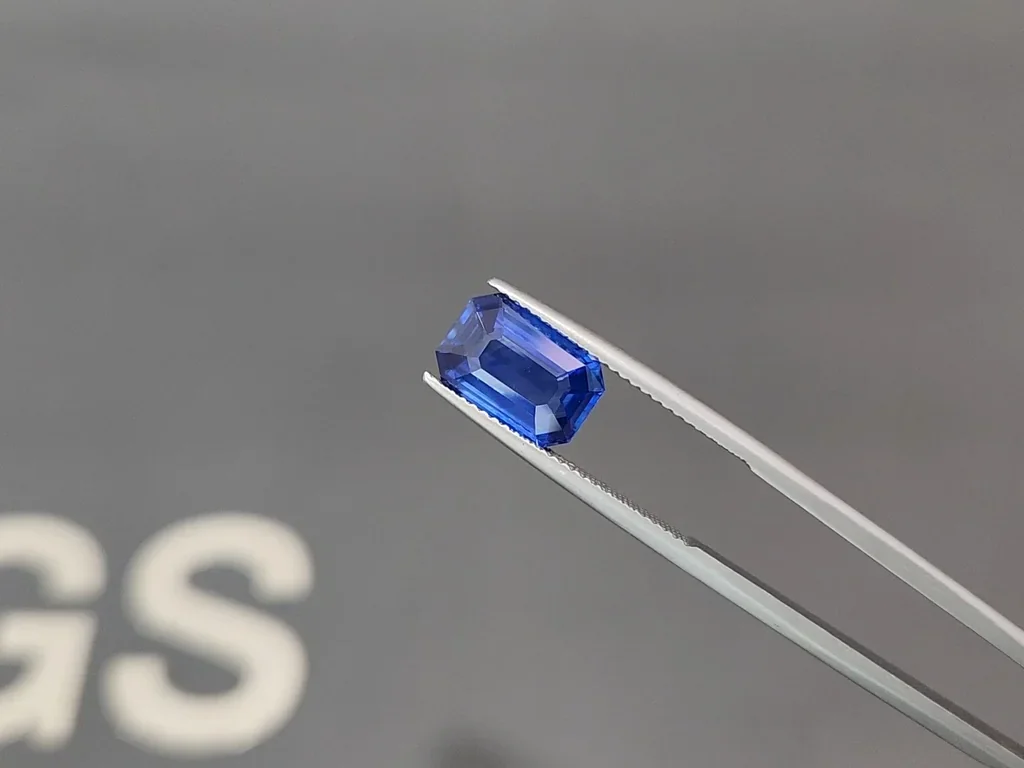 Sapphire Royal Blue octagon cut 4.01 carats, Sri Lanka Image №3