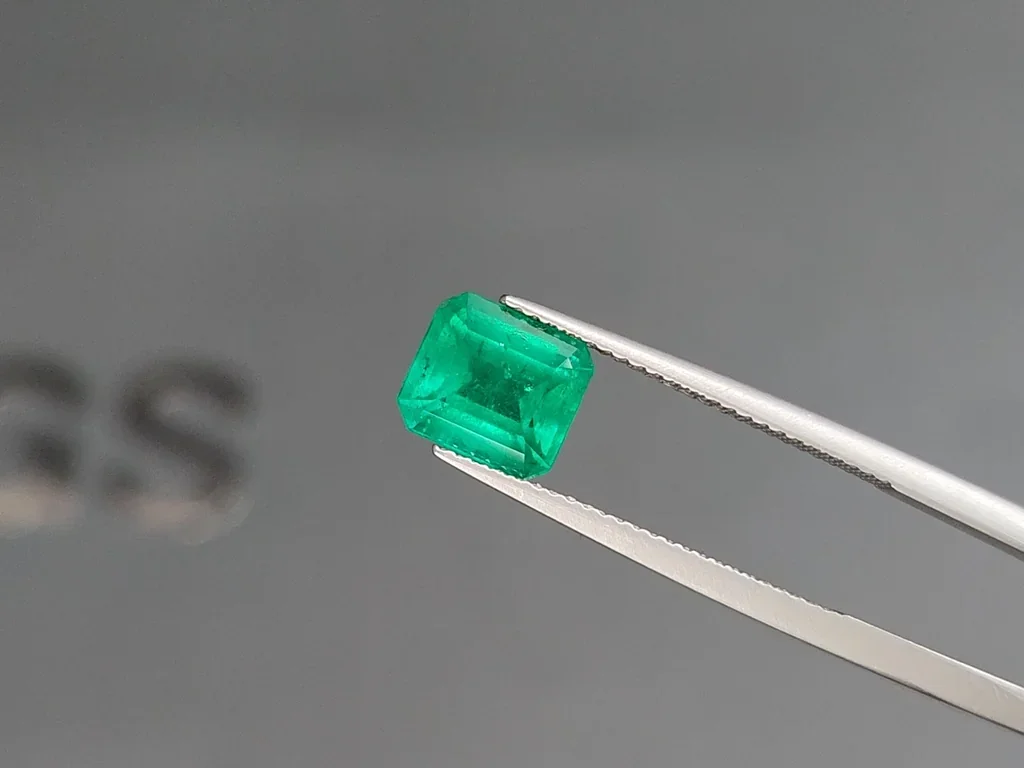Emerald Vivid green octagon cut 2.11 carats, Colombia Image №3