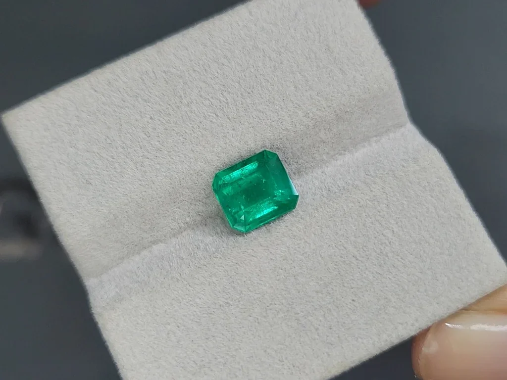 Emerald Vivid green octagon cut 2.11 carats, Colombia Image №4
