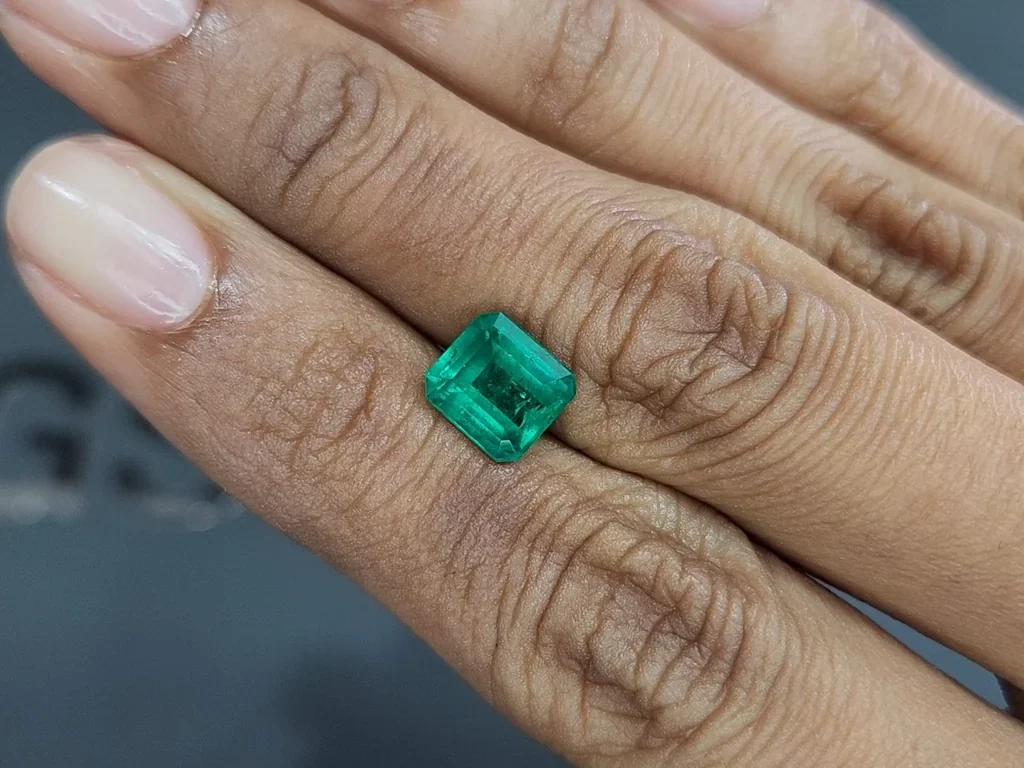 Emerald Vivid green octagon cut 2.11 carats, Colombia Image №2
