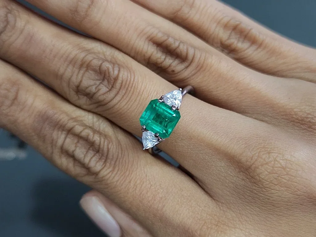 Emerald Vivid green octagon cut 2.11 carats, Colombia Image №5
