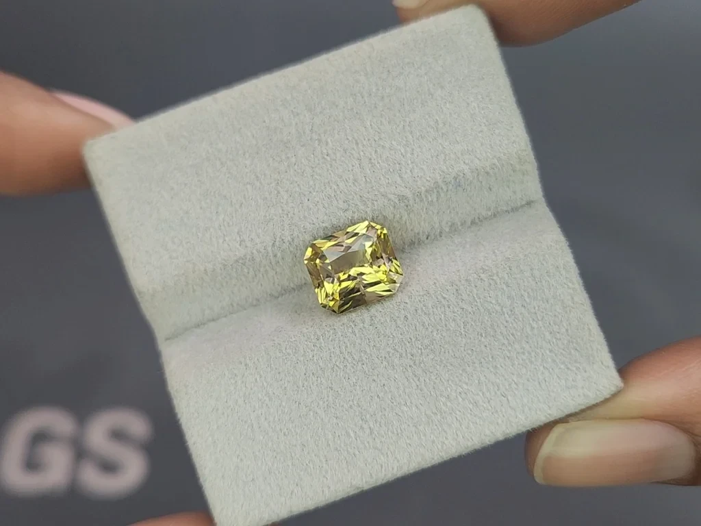 Yellow chrysoberyl radiant cut 3.02 carats, Sri Lanka Image №4