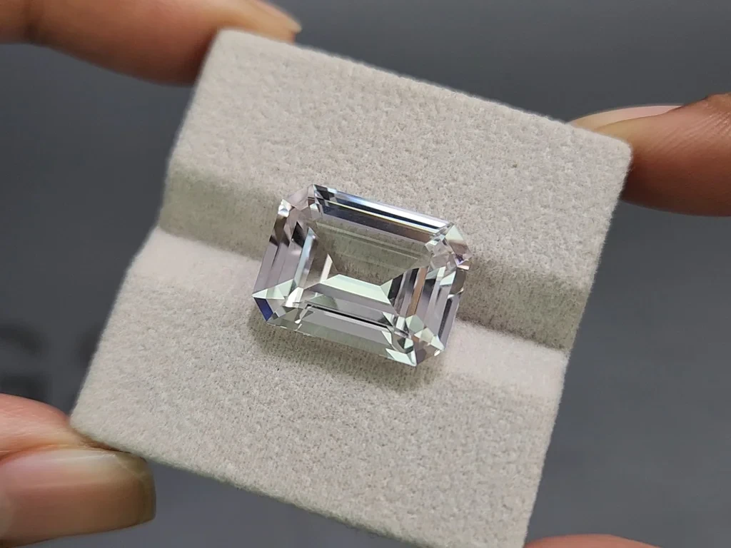 Kunzite soft lilac octagon cut 16.56 carats, Pakistan Image №4