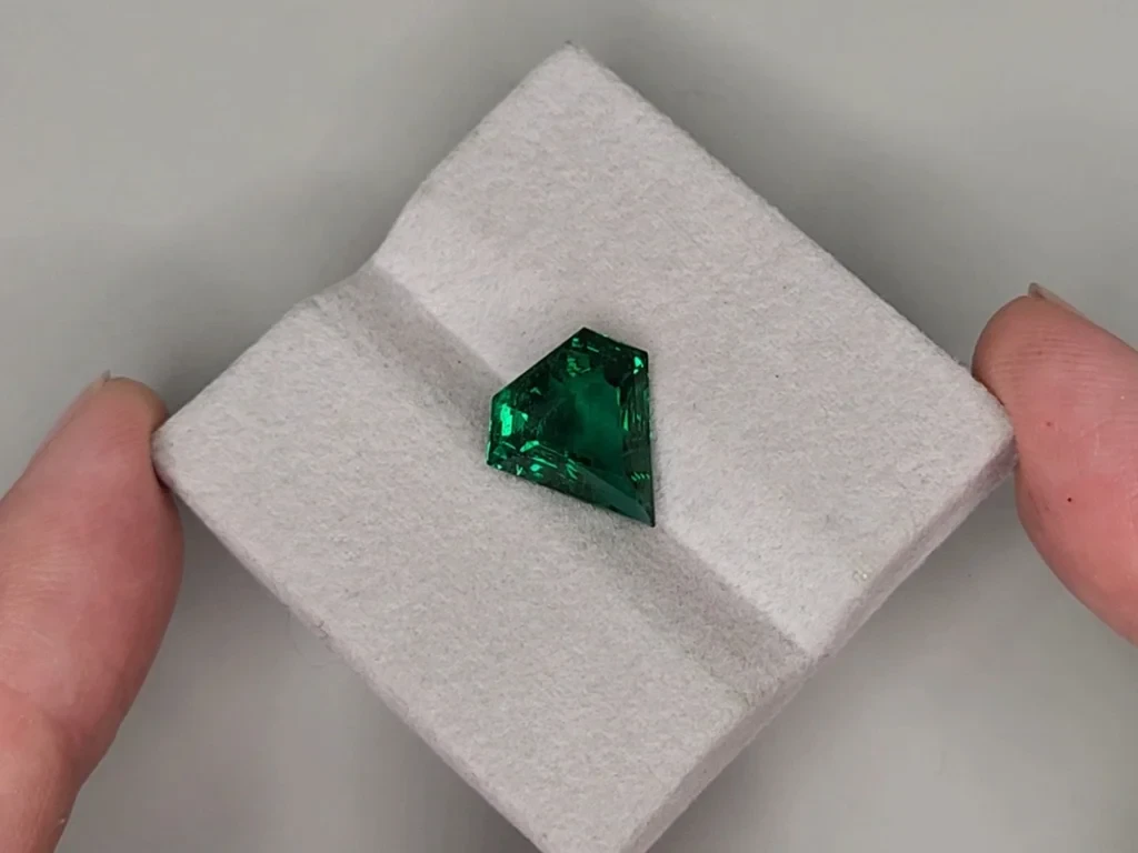 Emerald Vivid Green in shield cut 5.15 carats, Zambia Image №4