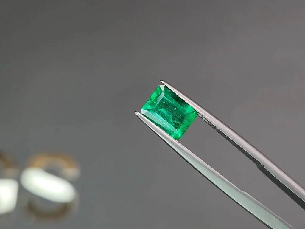 Intense Vivid Green emerald 1.17 ct, Colombia Image №3