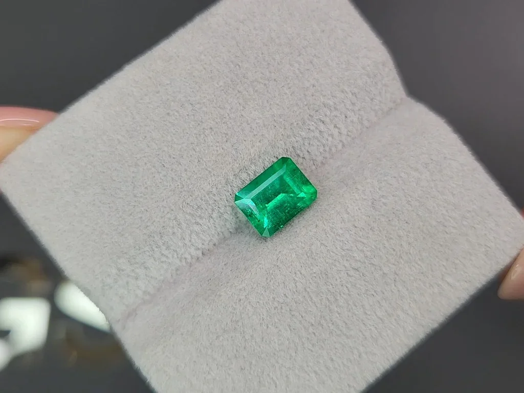 Intense Vivid Green emerald 1.17 ct, Colombia Image №4