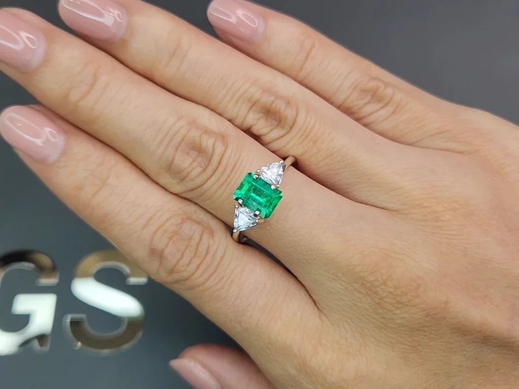 Intense Vivid Green emerald 1.17 ct, Colombia Image №5