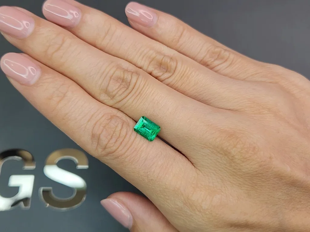 Intense Vivid Green emerald 1.17 ct, Colombia Image №2