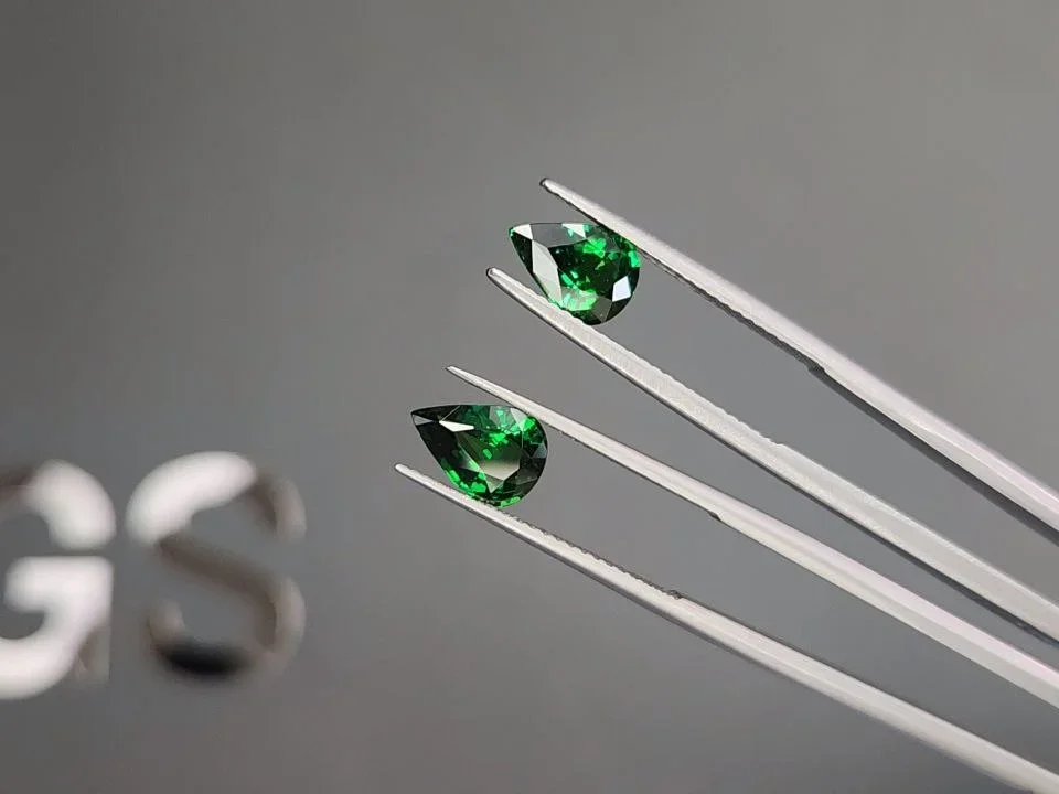 Pair of vivid green tsavorites garnets in pear cut 1.15 carats,Tanzania Image №3
