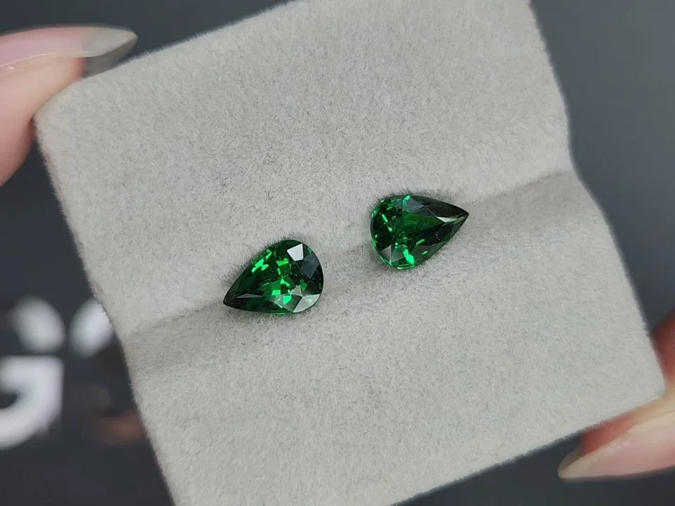 Pair of vivid green tsavorites garnets in pear cut 1.15 carats,Tanzania Image №4