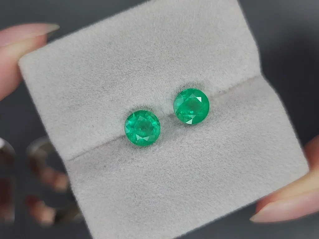Pair of colombian emeralds in round cut 2.47 carats Image №4