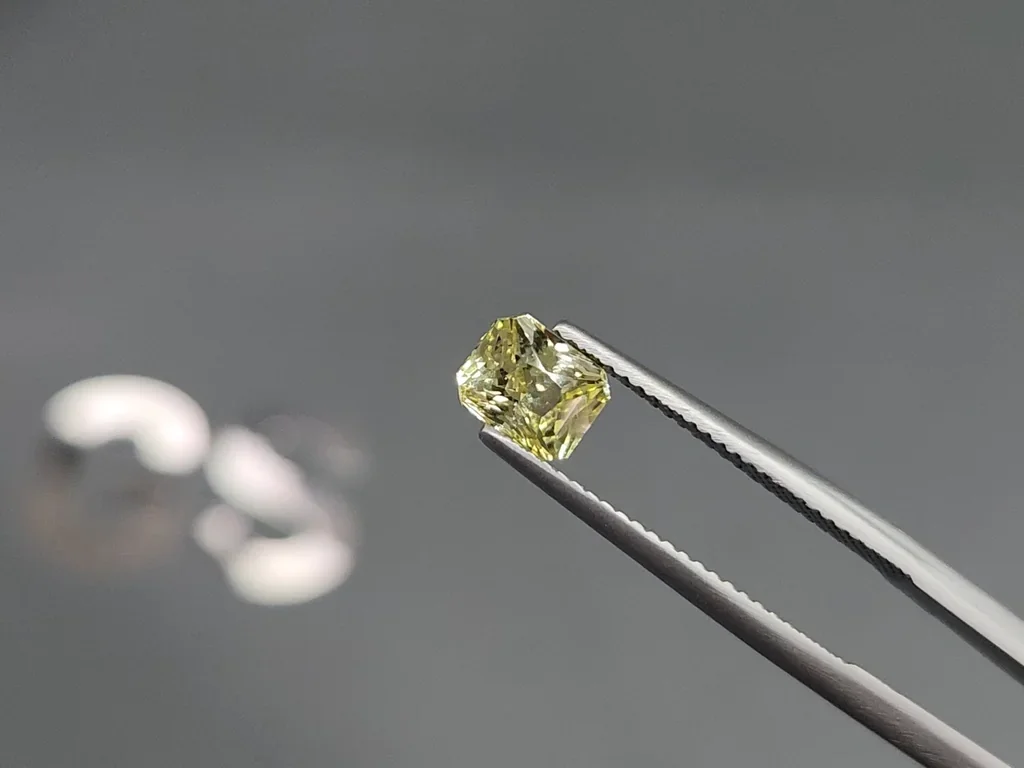 Yellow green chrysoberyl radiant cut 1.53 carats, Sri Lanka Image №3