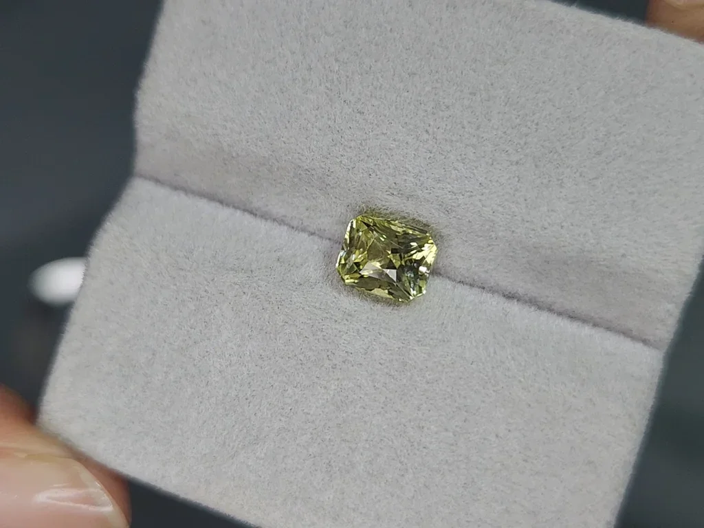 Yellow green chrysoberyl radiant cut 1.53 carats, Sri Lanka Image №4
