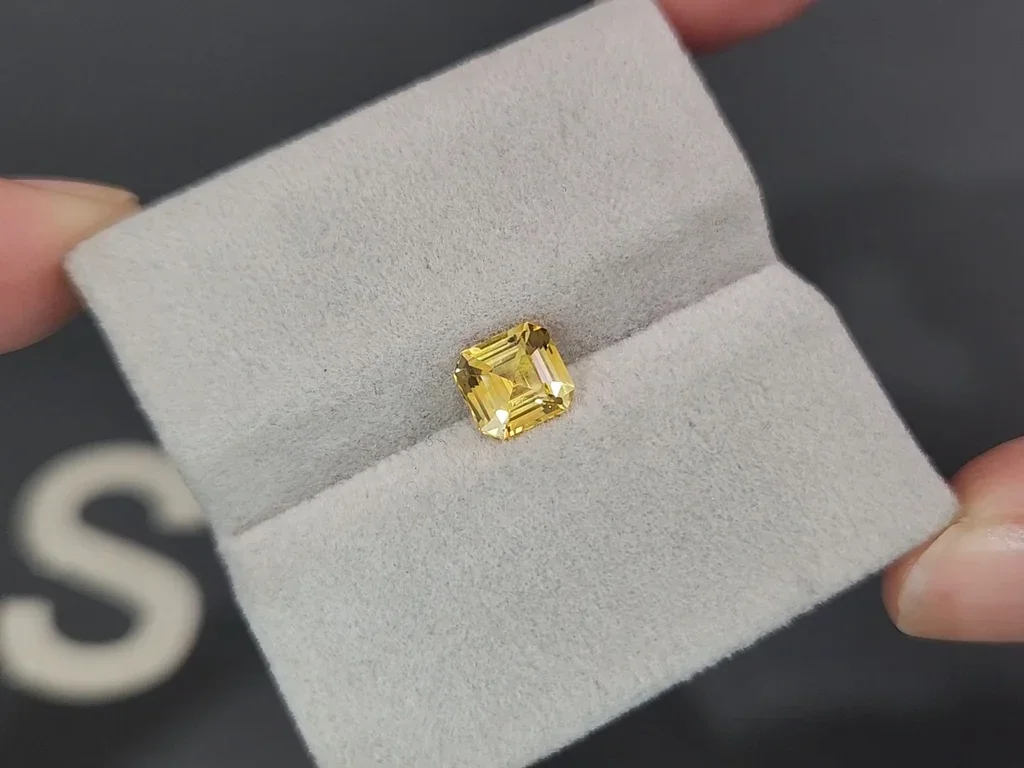 Yellow sapphire octagon cut 1.58 carats, Sri Lanka Image №4