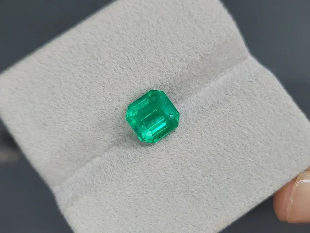 Emerald Intense Green octagon cut 1.77 carats, Colombia Image №4