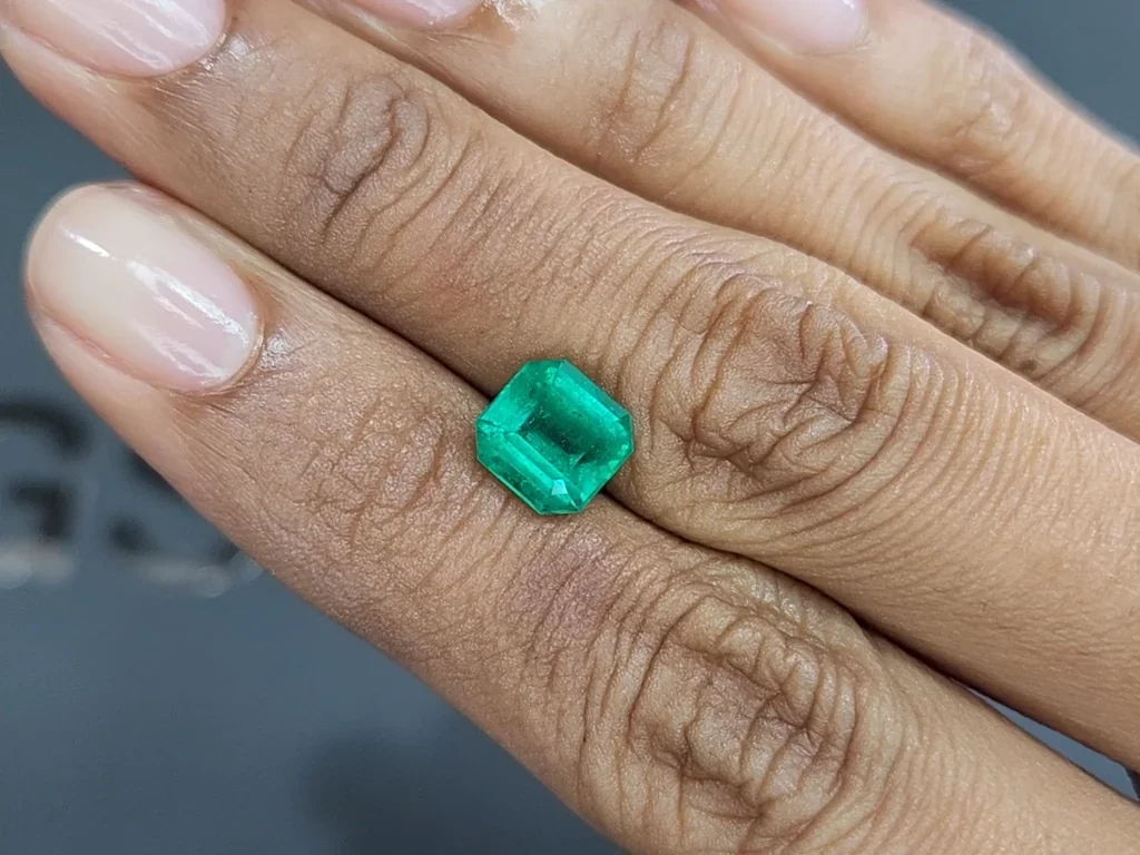 Emerald Intense Green octagon cut 1.77 carats, Colombia Image №2