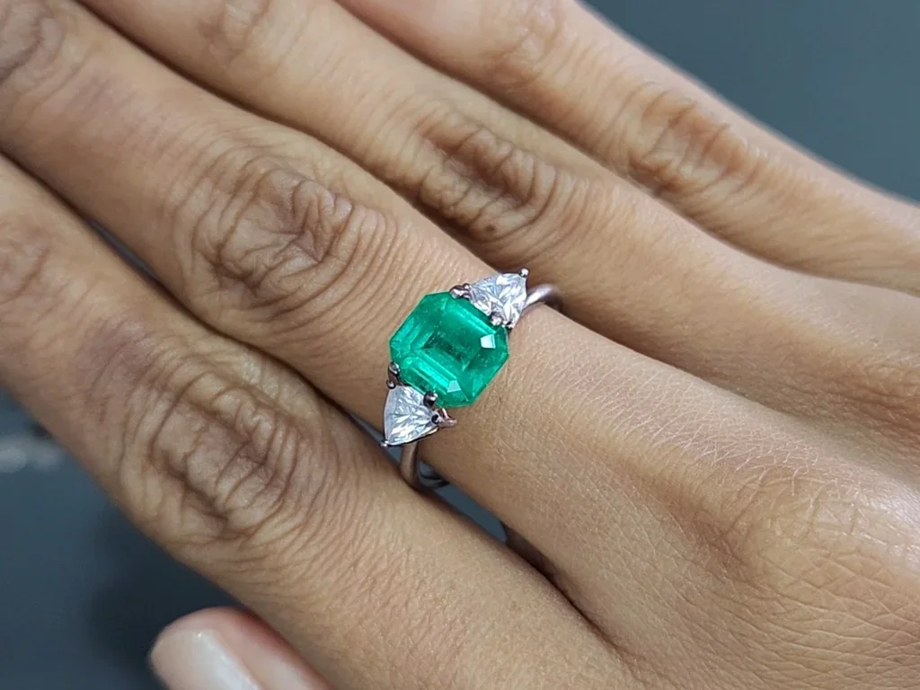 Emerald Intense Green octagon cut 1.77 carats, Colombia Image №5