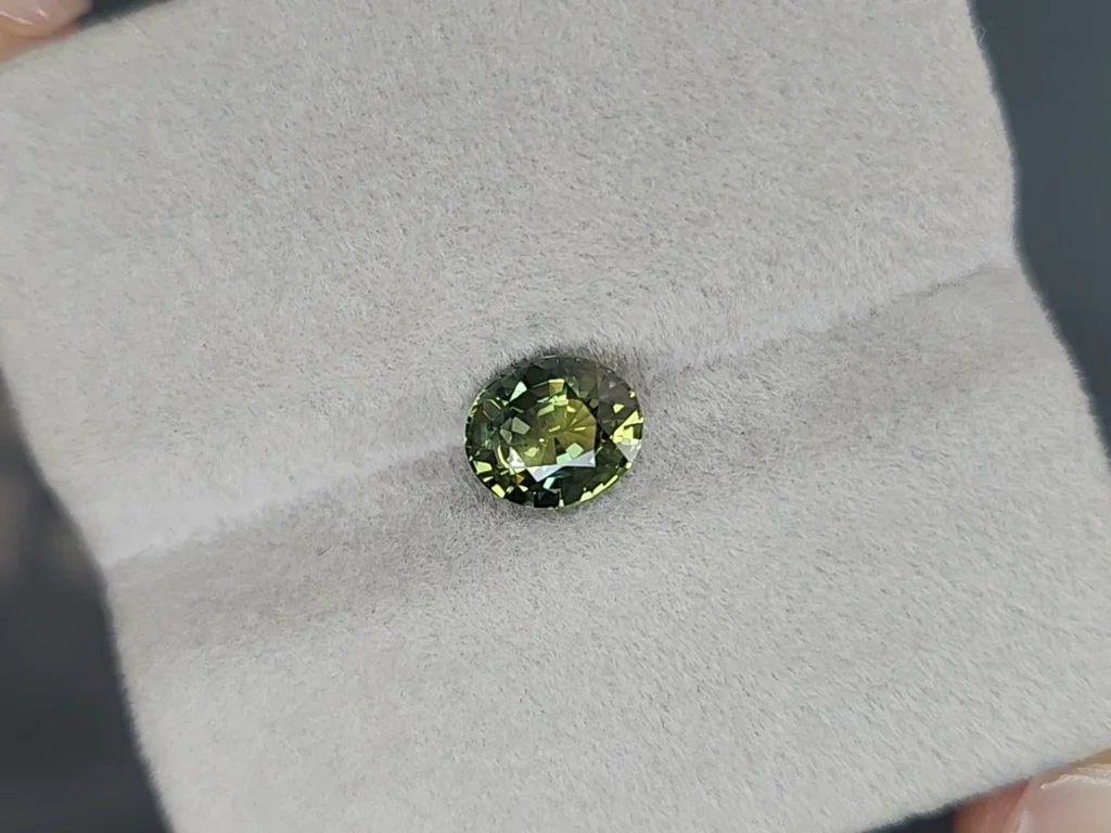 Unheated sapphire Bi-color oval cut 1.60 carats, Madagascar Image №4
