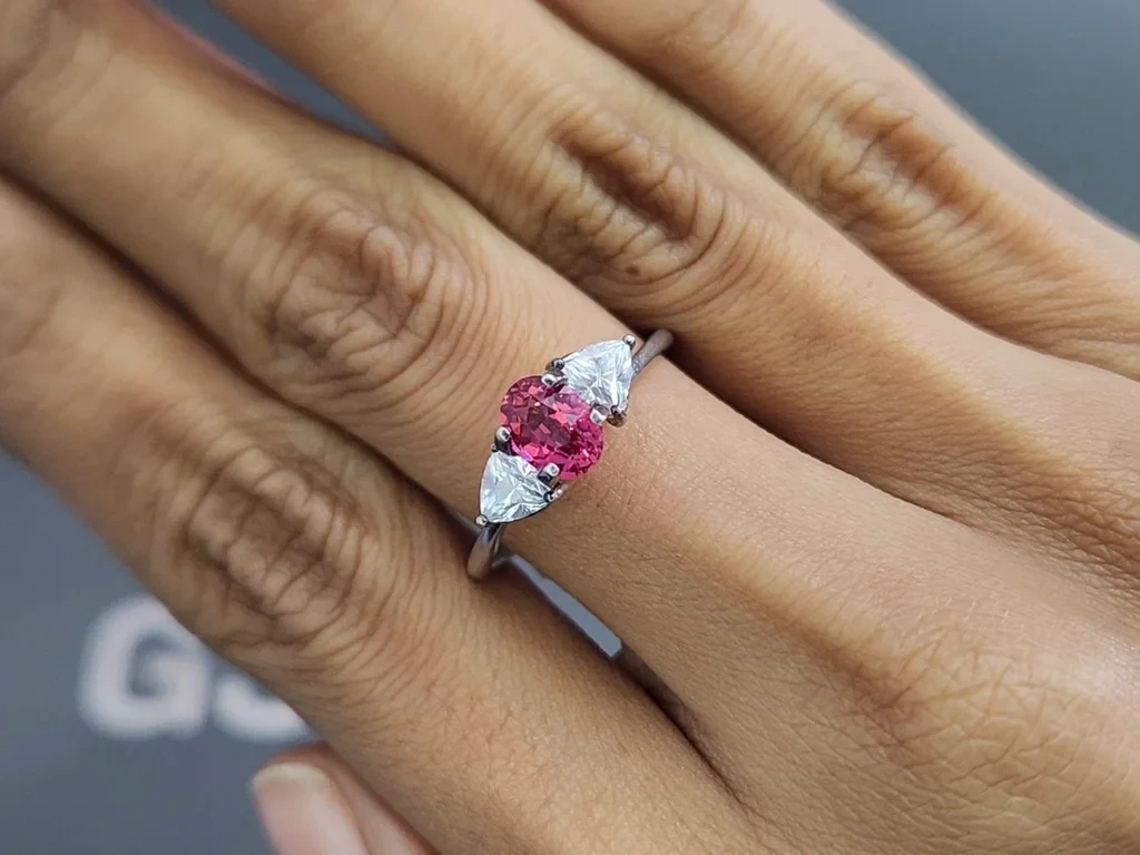 Unheated sapphire Vibrant pink red oval cut 1.01 carats, Mozambique Image №5