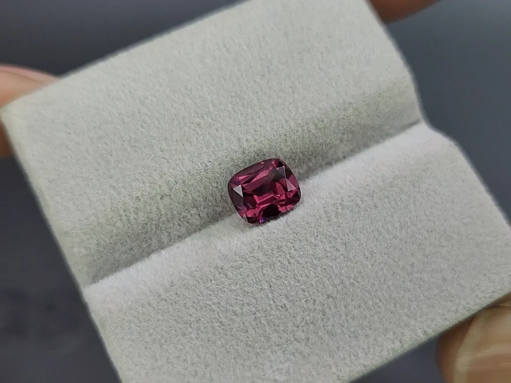 Garnet rhodolite cushion cut 1.40 carats, Madagascar Image №4
