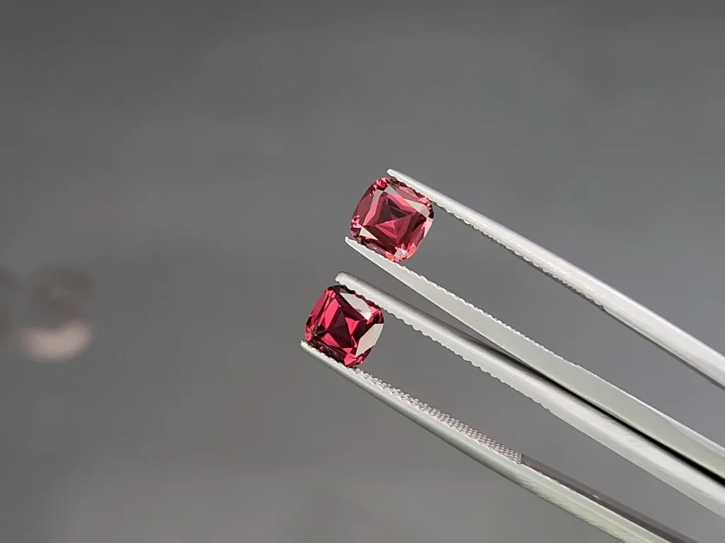 Pair of rhodolite garnets cushion cut 2.27 carats, Madagascar Image №3