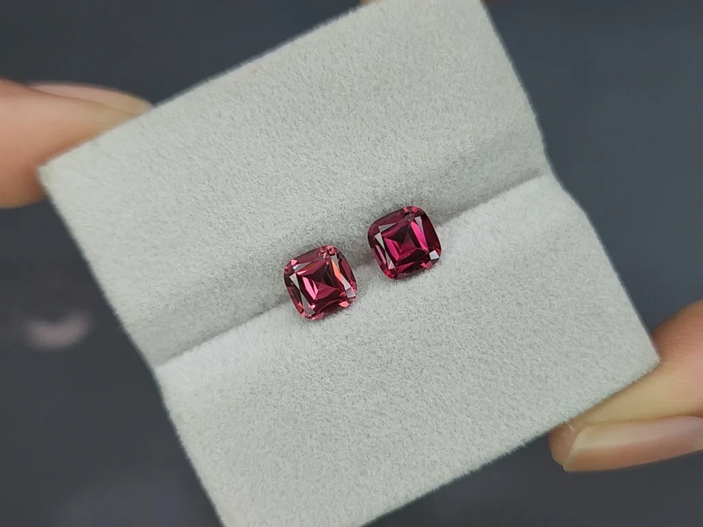 Pair of rhodolite garnets cushion cut 2.27 carats, Madagascar Image №4