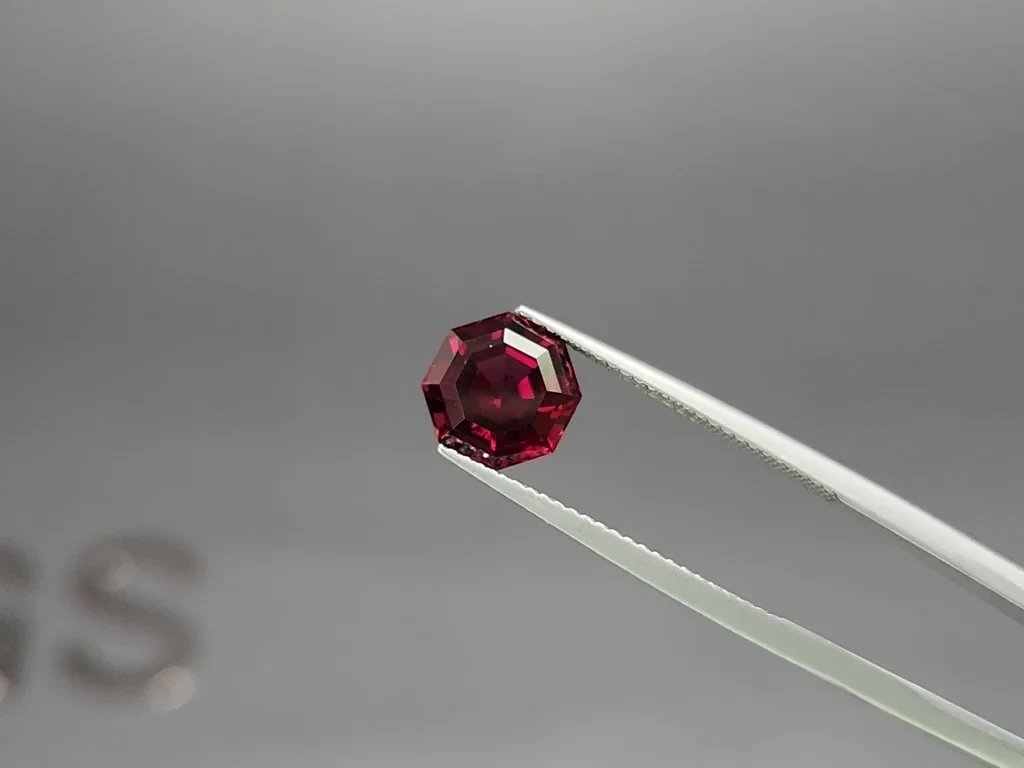 Garnet  hexagon cut 3.37 carats, Tanzania Image №3
