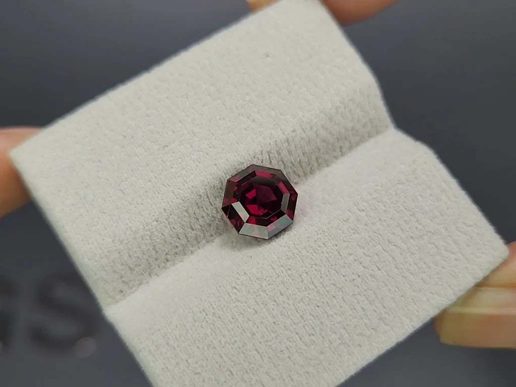 Garnet  hexagon cut 3.37 carats, Tanzania Image №4