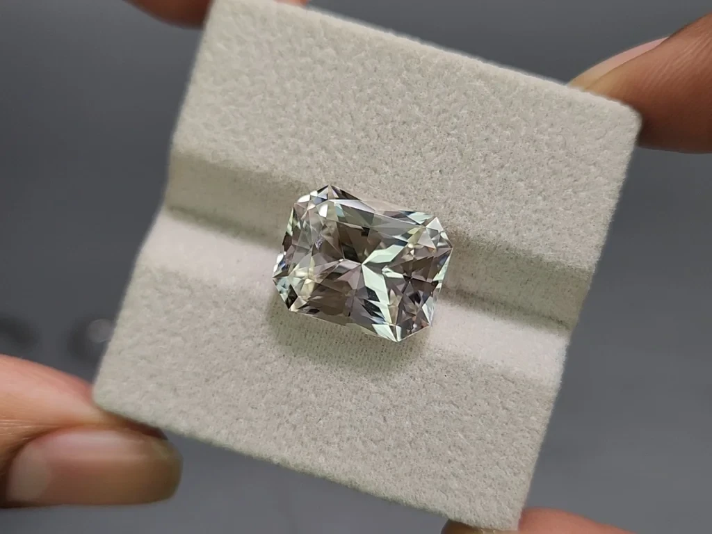 Kunzite light green radiant cut 11.19 carats, Pakistan Image №4